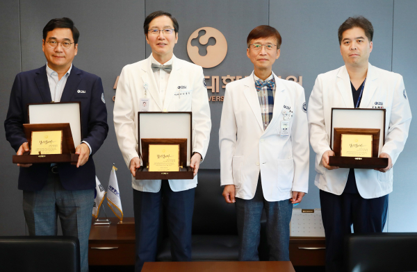 임직원들 기부 모습 (사진 왼쪽부터 안명진 사무국장, 비뇨의학과 나용길 교수, 신현대 병원장, 산부인과 신원교 교수)