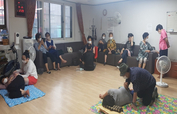 경로당 찾아가는 안마서비스 제공 모습
