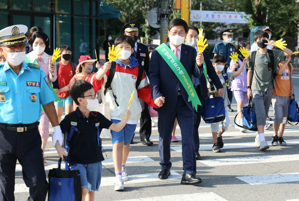 26일, 조치원대동초등학교 앞에서 최교진 교육감 교통안전 캠페인 활동을 하고 있다.