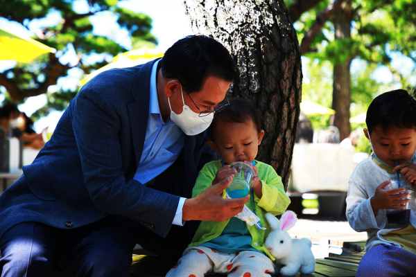 이완섭 서산시장이 지난 27일 솔빛공원에서 개최된 풀뿌랭이 나눔장터에 참석 모습