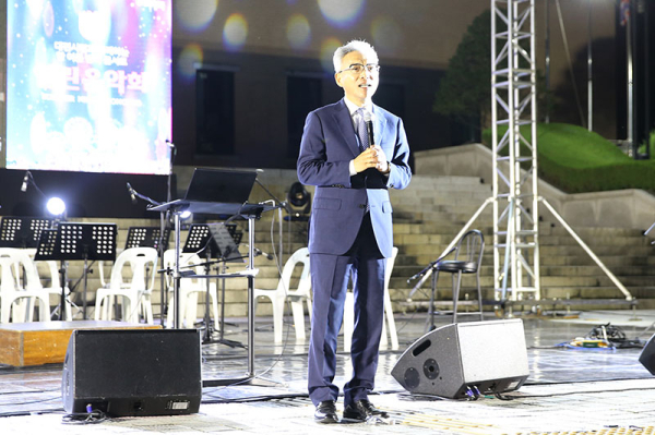 28일 오후 목원대 야외 특설무대에서 목원대 교수 성악 중창단이 베르디 오페라 ‘라 트라비아타’ 중 축배의 노래를 부르고 있다.