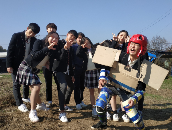 영화 ‘좀비는 좀비끼리 우리는 우리끼리’의 한 장면.