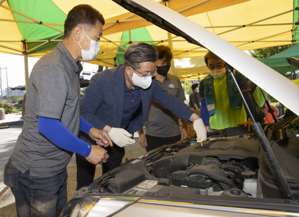 지난 28일 유성구청 주차장에서 추석맞이 자동차 무상점검 행사가 열린 가운데, 정용래 유성구청장(가운데)이 차량 점검에 참여하고 있다