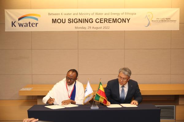 (사진의 오른쪽 박재현 한국수자원공사 사장, 사진의 왼쪽 Habtamu Itefa Geleta 에티오피아 수자원에너지부 장관)