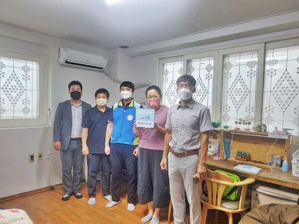 대전시교육청, 한밭돌봄주거복지사회적협동조합, 파랑새봉사단 등과 협업하여 대전지역 농촌지역 초등학교 아이들에게 양질의 교육환경을 제공하기 위한 공부방 개선 프로젝트를 지원했다. 사진 왼쪽 첫 번째부터 대전광역시 서구의회 강정수 의원, 한밭돌봄주거복지사회적협동조합 이창섭 대표, 한국조폐공사 이중주 과장, 지원 학부모, 기성초등학교 이승주 교장이 프로젝트 완료 후 기념촬영