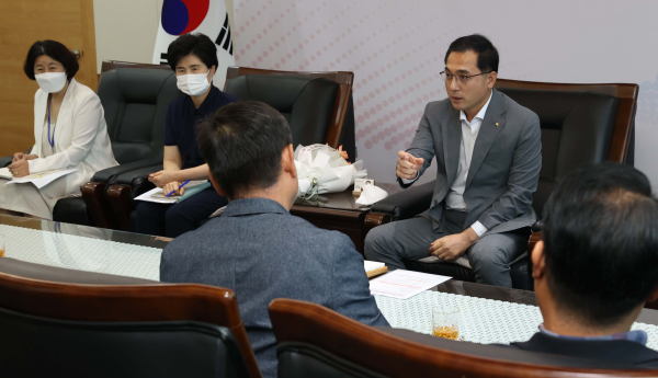 박희조 동구청장과 천동중설립추진위 위원들이 협력체제 구축에 대해 논의하고 있다