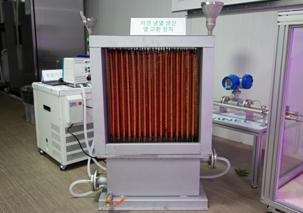 한국에너지기술연구원 연구진이 개발한 기포자가진동현상(OHP)이용 자연냉열생산 열교환 장치