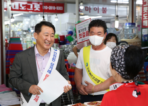 서철모 서구청장이 지난달 13일 도마큰시장에서 지역 물가안정 동참 캠페인에 참여하고 있다.