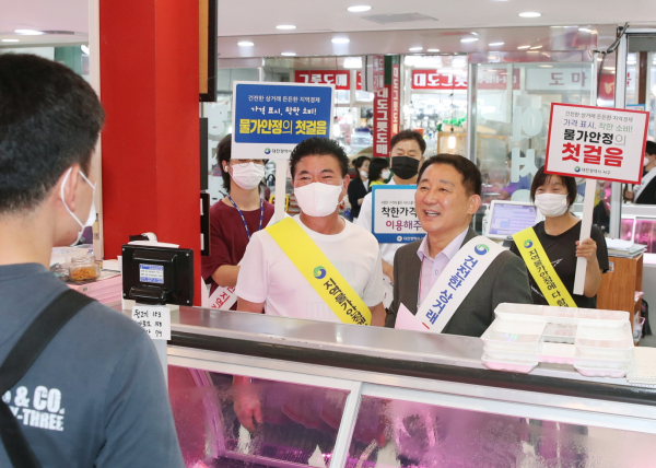 서철모 서구청장이 지난달 13일 도마큰시장에서 지역 물가안정 동참 캠페인에 참여하고 있다.