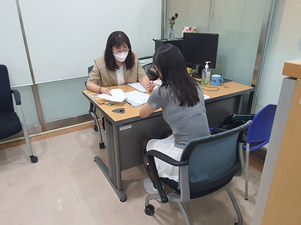 한밭대학교 화목DAY 자기소개서 및 면접 프로그램에 참여한 학생이 개인별 맞춤 컨설팅 모습