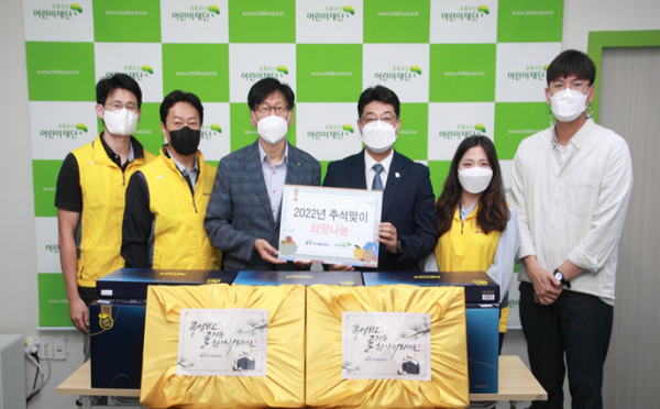 국가철도공단 임주빈 부이사장(가운데 왼쪽)이 초록우산어린이재단 최승인 본부장(가운데 오른쪽)에게 30일 추석 명절 후원물품을 전달하고 기념촬영