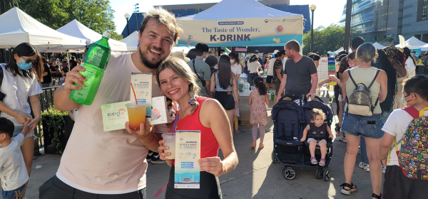 행사장 이벤트에 참여 중인 현지인 방문객