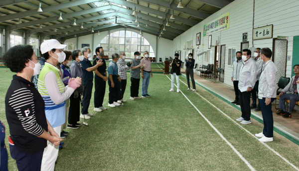 김동일 시장, 국민체육센터에서 훈련하는 선수단 격려