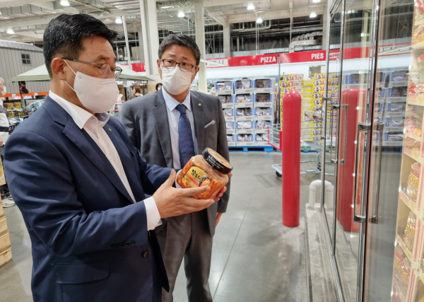 일본 교토 소재 대형유통업체 방문 현장 사진 * 한국농수산식품유통공사 김춘진 사장(좌측)