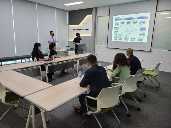 31일, 소피아시에서 자율주행 기술 협력을 위해 세종 자율주행 빅데이터 관제센터 방문 모습