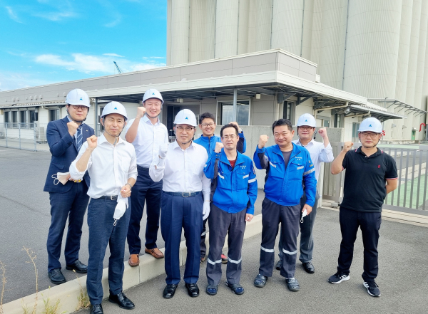 전농사일로(주) 쿠라시키점 방문 현장 사진 * 한국농수산식품유통공사 김춘진 사장(좌측 4번째), 젠노 마루노 과장(좌측2번째), 전농사일로(주) 쿠라시키점 야먀나시 지점장(우측 3번째)