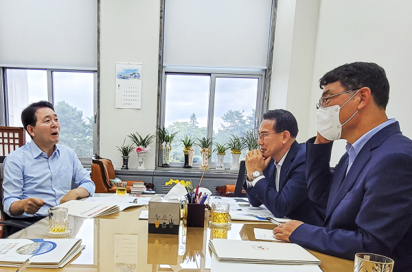 지난 31일 국민의힘 정책위의장실에서 이완섭 서산시장과 성일종 정책위의장이 지역 현안에 대해 논의하고 있다