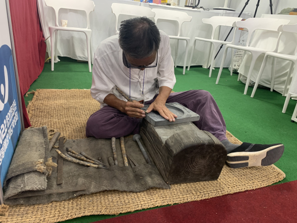 머드박람회 벼루 조각 시연 모습