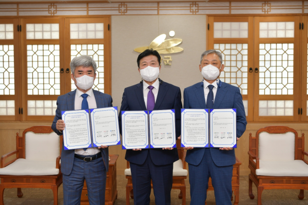 지역건설산업 활성화 위한 공동주택사업 시공사와 업무협약 기념촬영