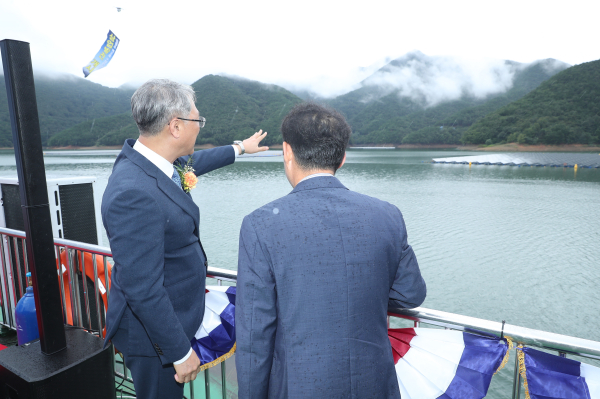 박재현 한국수자원공사 사장(사진 왼쪽)이 8월 31일, 충청북도 충주시 충주나루에서 ’충주댐(청풍호) 제3호 수상태양광‘ 발전소 준공행사를 개최하고 발전설비를 둘러보고 있다.