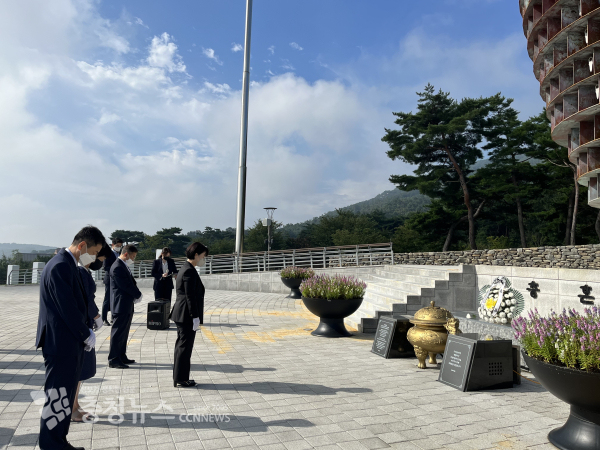 충혼탑을 참배하고 있는 현경숙 원장.