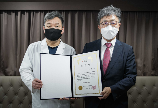 왼쪽부터 오규석 전 기장군수와 원자력연 박원석 원장