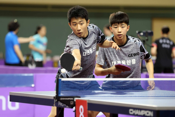 동산중 개인복식 경기사진(왼쪽부터 이정목, 권혁)