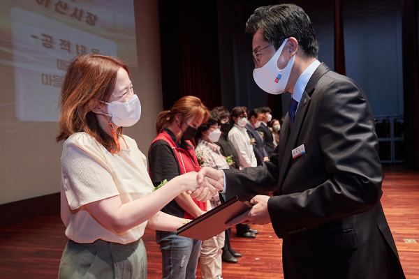 아산시 9월 월례모임 유공자 시상 진행 장면