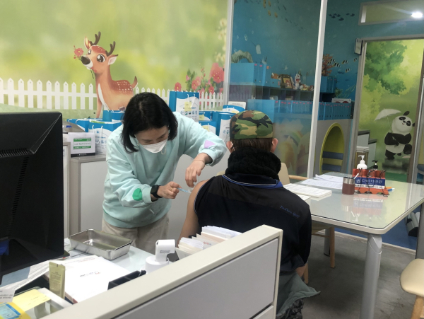 코로나19 예방접종 모습