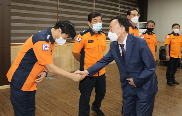 설동호 교육감 , 추석명절 맞이 유성소방서 위문 방문 모습