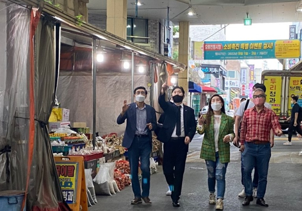 추석 대비 전통시장 시설물 안전점검에 나선 중구청 공무원