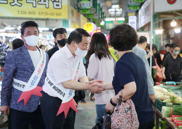 지난 2일, 한민시장에서 추석맞이 전통시장 장보기 행사 진행 장면