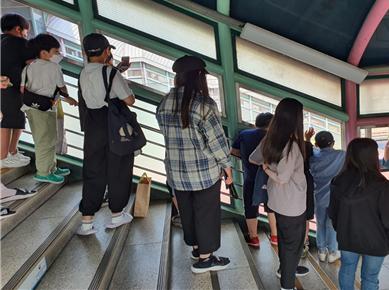 세종시 학생들이 마을여행가와 함께 조치역에서 기차의 모습을 관찰하고 승차권 구입 체험을 하고 있다.