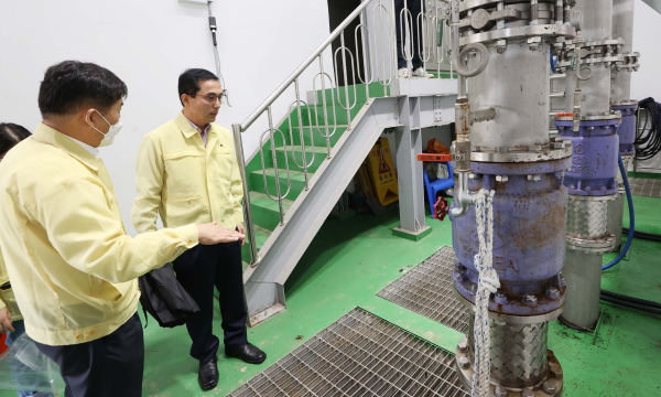 박희조 동구청장이 제11호 태풍 '힌남노'를 대비해 소정 지하차도 배수펌프장을 찾아 태풍 대비사항을 점검하고 있다