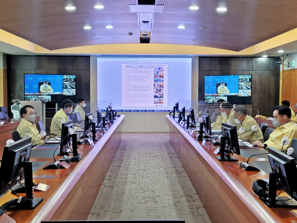 지난 4일 태풍 ‘힌남노’에 대비해 전사 비상대책본부 긴급 영상회의를 개최하고 있는 박형덕 서부발전 사장(왼쪽 앞에서 첫 번째)