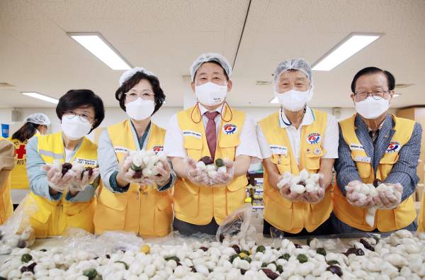 사랑의 송편 나눔 행사 진행 장면