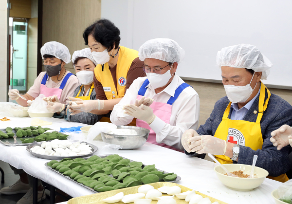 6일 유성구 커뮤니티센터에서 사랑의 명절음식 나눔 행사가 열린 가운데, 정용래 구청장(오른쪽, 두 번째)가 송편을 만들고 있다