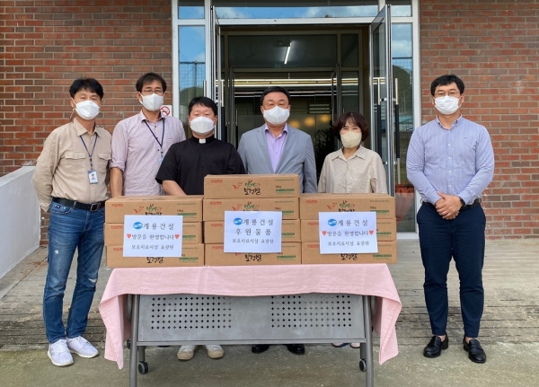 계룡건설 진중길 상무(왼쪽에서 4번째)가 사회복지시설 효광원에 위문품을 전달하고 관계자들과 기념 촬영