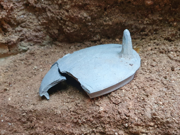 백제시대 4호 저장수혈 출토 삼족기