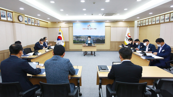 구상 서산시 부시장이 7일 시청 상황실에서 민선8기 출범 100일 중점과제 추진상황 보고회를 주재하는 모습