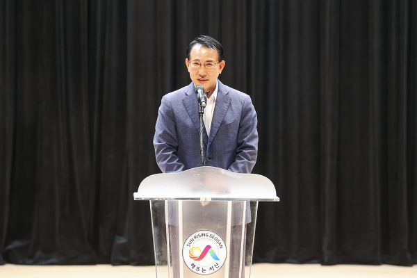 이완섭 서산시장이 7일 서산문화회관에서 열린 사회복지의 날 행사에서 인사말을 하고 있다