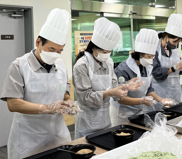 추석맞이 ‘情 담은 송편 나눔’ 봉사활동 모습