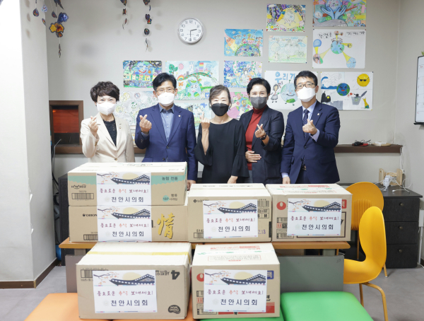 아동복지시설을 방문해 후원품을 전달한 천안시의회 의원들/천안시의회 제공