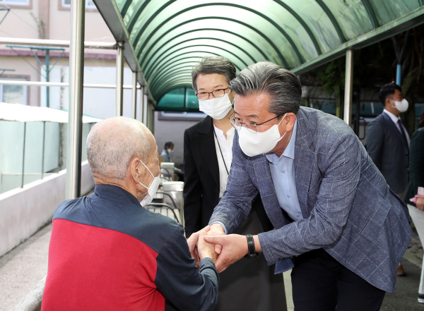 7일 장애인복지시설 심경장원을 방문한 정용래 구청장(오른쪽)이 입소자를 격려하고 있다