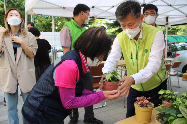 반려식물 나누기 (사회공헌 활동 진행 모습)