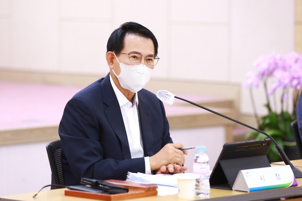 이완섭 서산시장이 8일 서산시청 대회의실에서 열린 ‘2023 신규시책 발굴 보고회’를 주재하는 모습