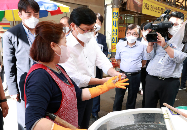 추석 맞이 ‘2022 대한민국 수산대전 전통시장 온누리 상품권 환급 행사’ 현장 방문 모습