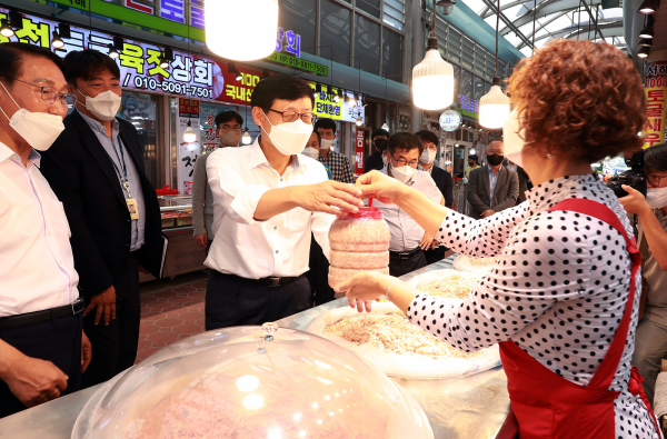 추석 맞이 ‘2022 대한민국 수산대전 전통시장 온누리 상품권 환급 행사’ 현장 방문 모습