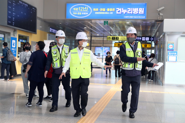 김한영 이사장(왼쪽 두번째)이 8일 KTX 행신역을 찾아 국가안전대진단 현장 점검을 하고 있다.
