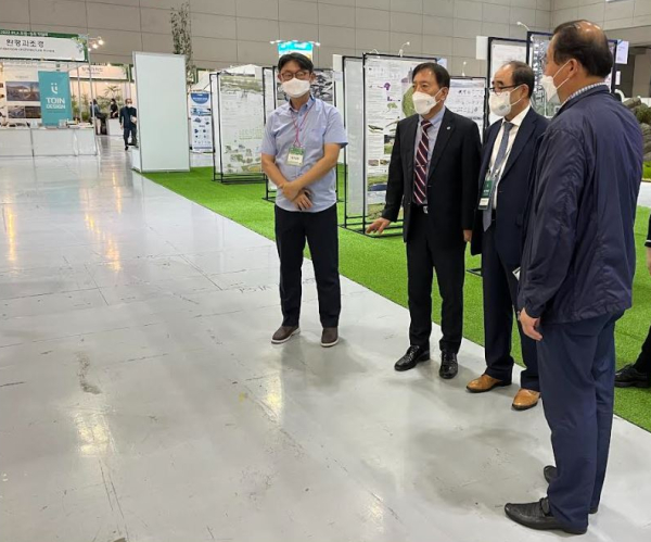 김선재 배재대 총장(사진 왼쪽 두 번째)이 박람회를 찾아 조경학과 홍보활동을 격려했다